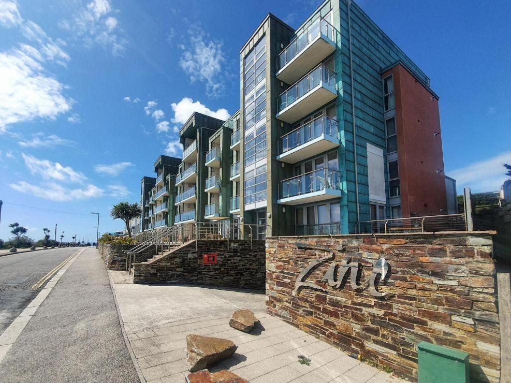 Apartment 100M From Fistral Beach- Underground Parking-Surf Shower & Locker- Sleeps 6 Ньюки Экстерьер фото