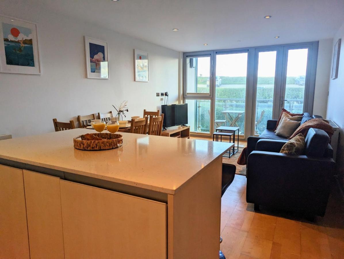 Apartment 100M From Fistral Beach- Underground Parking-Surf Shower & Locker- Sleeps 6 Ньюки Экстерьер фото