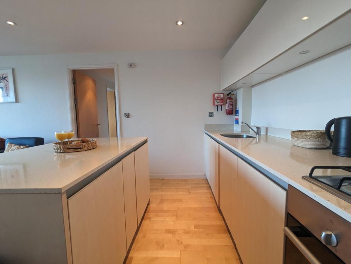 Apartment 100M From Fistral Beach- Underground Parking-Surf Shower & Locker- Sleeps 6 Ньюки Экстерьер фото