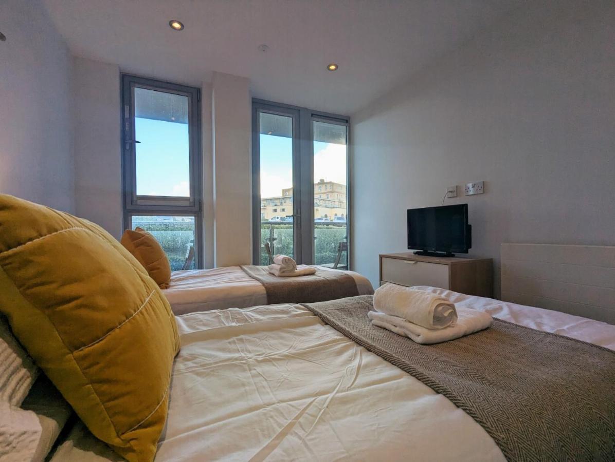 Apartment 100M From Fistral Beach- Underground Parking-Surf Shower & Locker- Sleeps 6 Ньюки Экстерьер фото