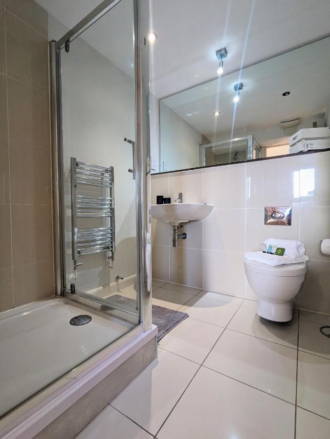 Apartment 100M From Fistral Beach- Underground Parking-Surf Shower & Locker- Sleeps 6 Ньюки Экстерьер фото