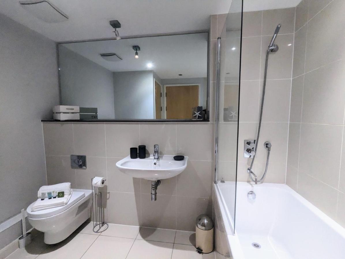Apartment 100M From Fistral Beach- Underground Parking-Surf Shower & Locker- Sleeps 6 Ньюки Экстерьер фото