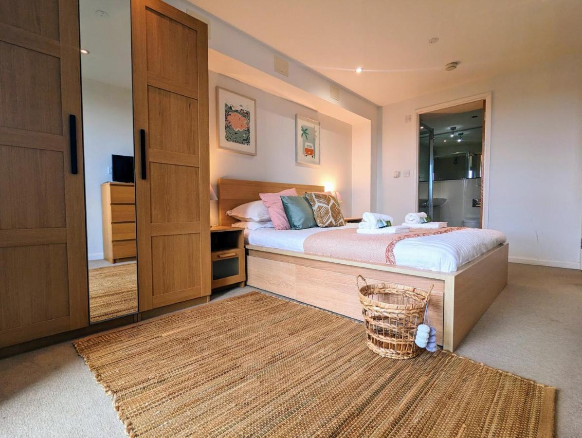 Apartment 100M From Fistral Beach- Underground Parking-Surf Shower & Locker- Sleeps 6 Ньюки Экстерьер фото