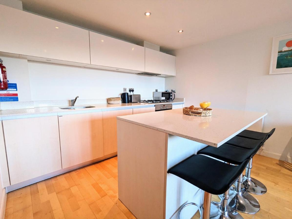 Apartment 100M From Fistral Beach- Underground Parking-Surf Shower & Locker- Sleeps 6 Ньюки Экстерьер фото